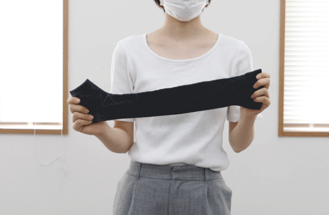 アシラクサポーターを伸縮させている写真